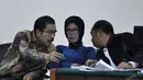 Pasangan terdakwa Walikota Palembang nonaktif Romi Herton dan istrinya Masyitoh saat berdiskusi dengan tim kuasa hukumnya di Pengadilan Tipikor, Jakarta, Kamis (8/1/2015). (Liputan6.com/Miftahul Hayat)