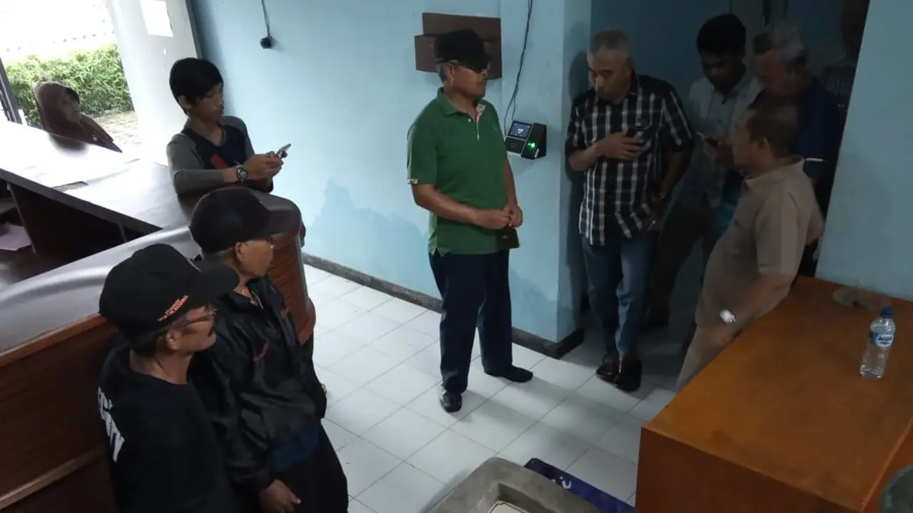 Perwakilan warga tengah mengembalikan prasasti pembangunan sebagai bentuk kekecewaan warga ke pemerintah
