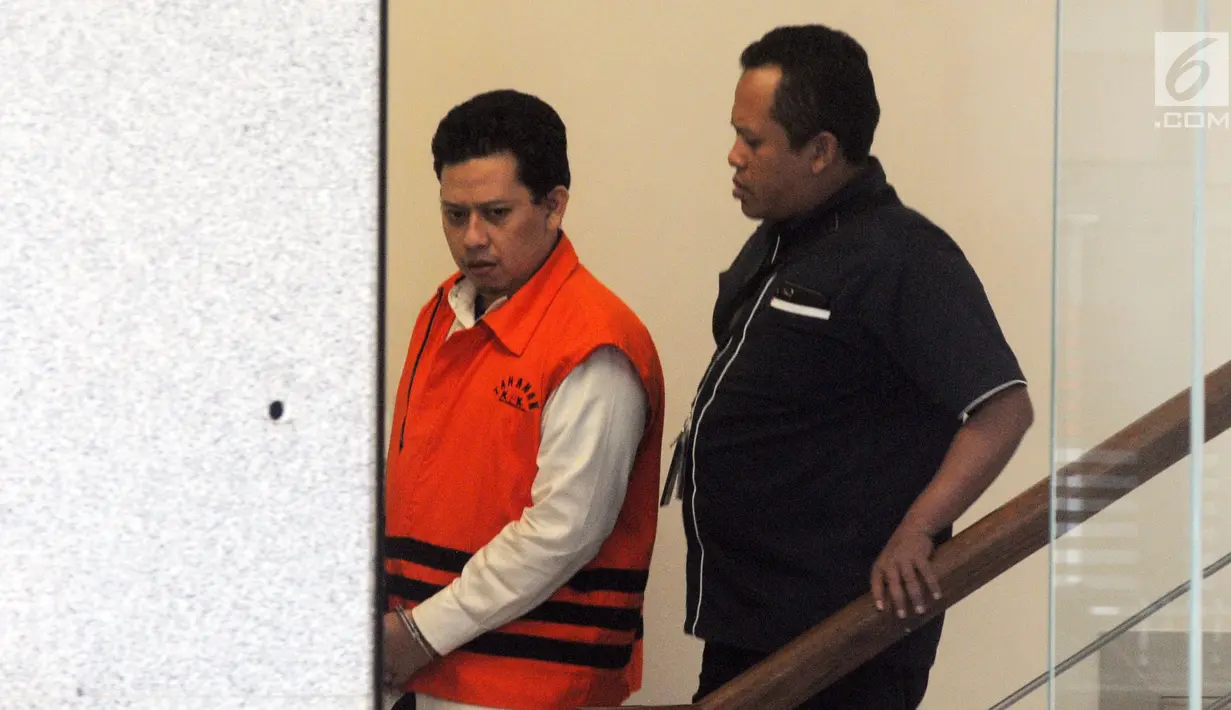 Bupati nonaktif Cianjur Irvan Rivano Muchtar (kiri) usai menjalani pemeriksaan oleh penyidik di Gedung KPK, Jakarta, Selasa (5/3). Irvan diperiksa untuk pengembangan kasus korupsi pemotongan DAK Pendidikan Kabupaten Cianjur. (merdeka.com/Dwi Narwoko)