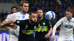 Stefan De Vrij tercatat telah membela Inter Milan selama 6 musim sejak didatangkan dari Lazio pada awal musim 2018/2019 dengan status bebas transfer. Bek tengah Timnas Belanda berusia 31 tahun ini hingga kini telah tampil dalam 211 laga bersama Inter Milan di semua kompetisi dengan torehan 9 gol dan 7 assist. (AFP/Miguel Medina)