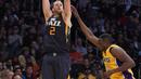 Pemain Utah Jazz,  Joe Ingles melakukan tembakan 3-poin saat dihadang pemain Los Angeles Lakers, Luol Deng pada laga NBA basketball game di Los Angeles, (27/12/2016).  (AP/Mark J. Terrill)