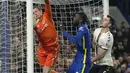 Penjaga gawang Everton Jordan Pickford melakukan penyelamatan saat melawan Chelsea pada pertandingan sepak bola Liga Inggris di Stadion Stamford Bridge, London, Inggris, 16 Desember 2021. Pertandingan berakhir imbang 1-1. (AP Photo/Alastair Grant)