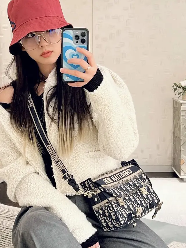 Tas Dior Jisoo BLACKPINK yang Dikenakan Selama di Paris. Foto: Instagram @sooyaaa__