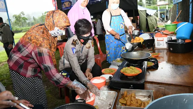Korlantas Polri yang diwakili oleh Direktur Lalu Lintas (Dirlantas) Polda Jawa Tengah (Jateng) Kombes Pol Rudy Safirudin memberikan bantuan dan trauma healing bagi anak-anak korban erupsi Gunung Merapi. (Dok: Korlantas Polri)