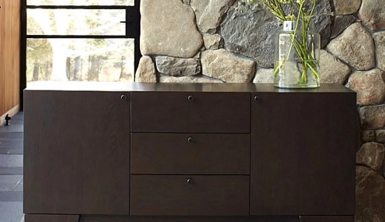 Penggunaan batu alam yang dominan dinetralisir oleh furnitur bergaya minimalis pada desain eklektik.(decoist.com)