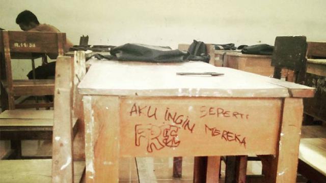 10 Coretan Siswa di Meja Sekolah, Absurd tapi Bikin Kangen