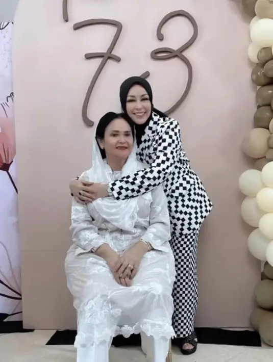 Chintami Atmanegara mengenakan setelan kotak-kotak dari blazer dan celananya, dipadukan kerudung hitamnya. [@chintamiatmanegara]