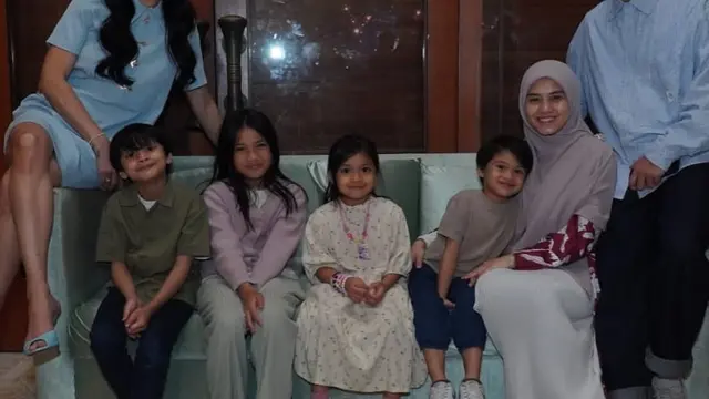 Potret Donna Harun dan Cucu yang Selalu Akrab/ Foto via Instagram @donnaharunofficial