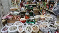 Warga mencari kebutuhan pokok di PD Pasar Jaya Gondangdia, di Jakarta, Jumat (19/1). Kementerian Perdagangan mengejar target program revitalisasi 5.000 pasar yang diperkirakan rampung pada 2019. (Liputan6.com/Angga Yuniar)