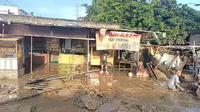 Banjir di Perumahan Pondok Gede Permai Jatiasih, Kota Bekasi, menyisakan lumpur tebal dan puing-puing sampah. (Liputan6.com/Bam Sinulingga)