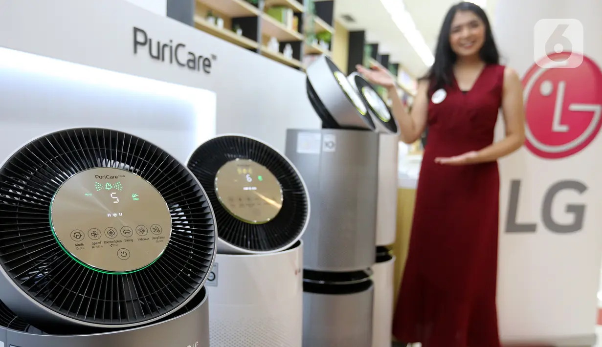 Model menunjukkan LG PuriCare 360° Air Purifier di Jakarta, Rabu (23/06/2021). Kemampuan pembersihan udara pada Air Purifier efektivitas menghilangkan debu dan allergen hingga 99% dan mengurangi lima jenis gas berbahaya. (Liputan6.com)