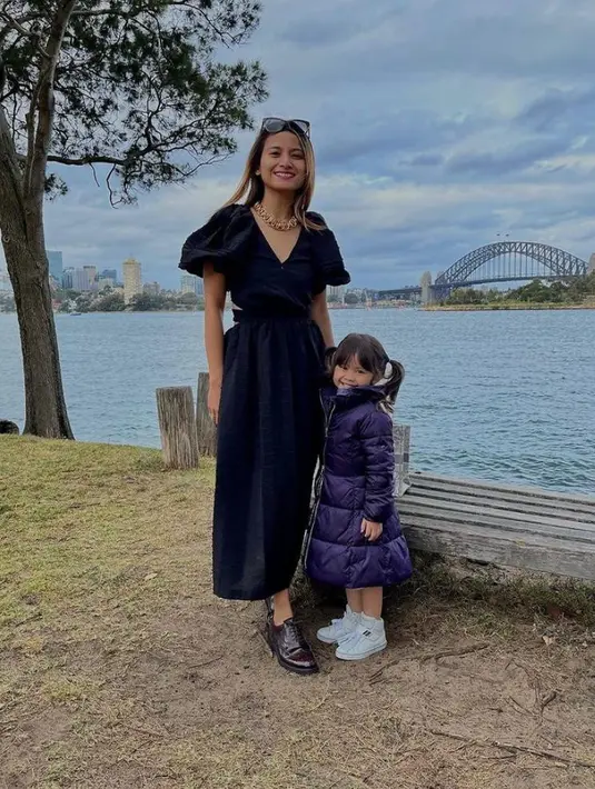 Kali ini, Acha dan putri kecilnya tampil kompak berbalut dress. Acha mengenakan dress warna navy, sementara Bridgia tampak mengenakan puff jacket dress warna ungu. (Instagram/septriasaacha).