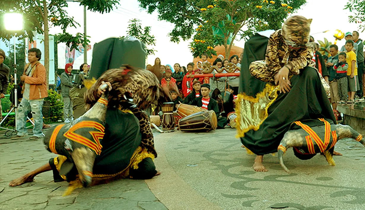 Awalnya  Seni  Bantengan  adalah  hiburan pemain  pencak silat selesai melakukan  latihan. Setiap grup Bantengan minimal mempunyai 2 bantengan, yaitu bantengan jantan dan betina. (Liputan6.com/wwn)