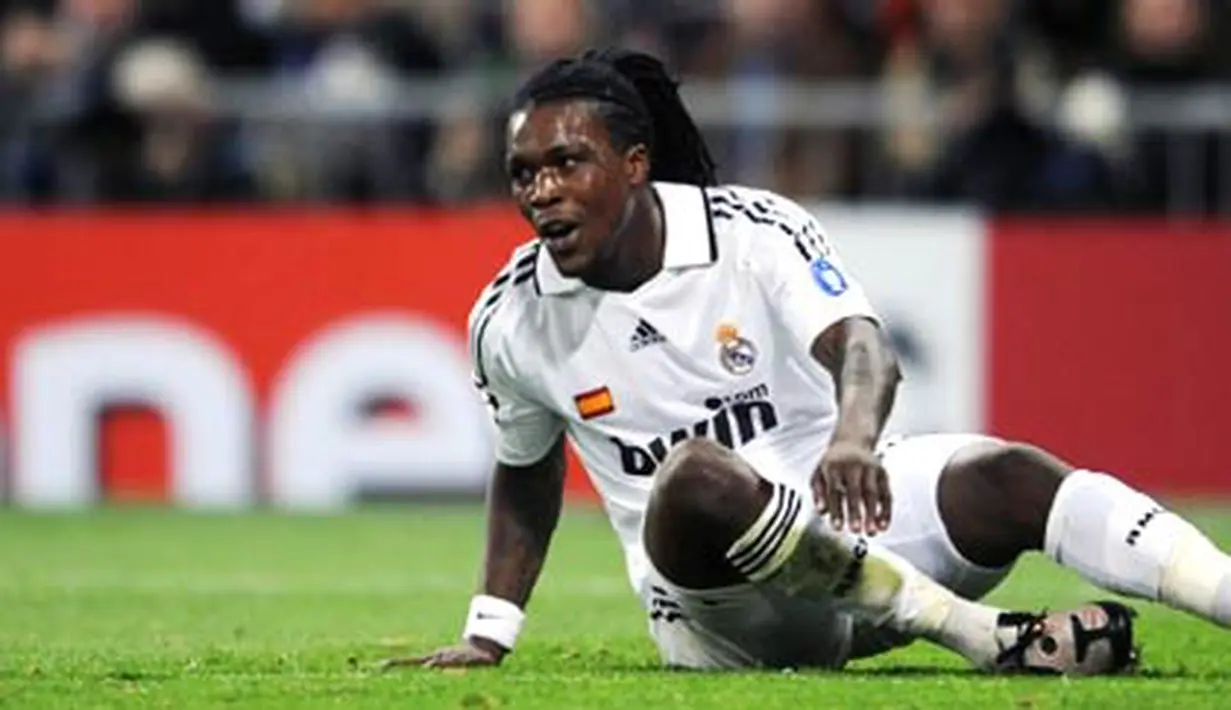 Real Madrid&#039;s defender Royston Drenthe reacts after missing a shot against Juventus during Champions League match at Santiago Bernabeu in Madrid on November 05, 2008. AFP PHOTO/PIERRE-PHILIPPE MARCOU