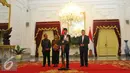 Presiden Jokowi memberikan keterangan pers mengenai kuota haji di Istana Merdeka, Rabu (11/1). Kuota Haji 2017 mendapatkan kenaikan sebesar 10.000, yang sebelumnya 211.000 kuota menjadi 221.000 kuota. (Liputan6.com/Angga Yuniar)