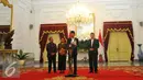 Presiden Jokowi memberikan keterangan pers mengenai kuota haji di Istana Merdeka, Rabu (11/1). Kuota Haji 2017 mendapatkan kenaikan sebesar 10.000, yang sebelumnya 211.000 kuota menjadi 221.000 kuota. (Liputan6.com/Angga Yuniar)