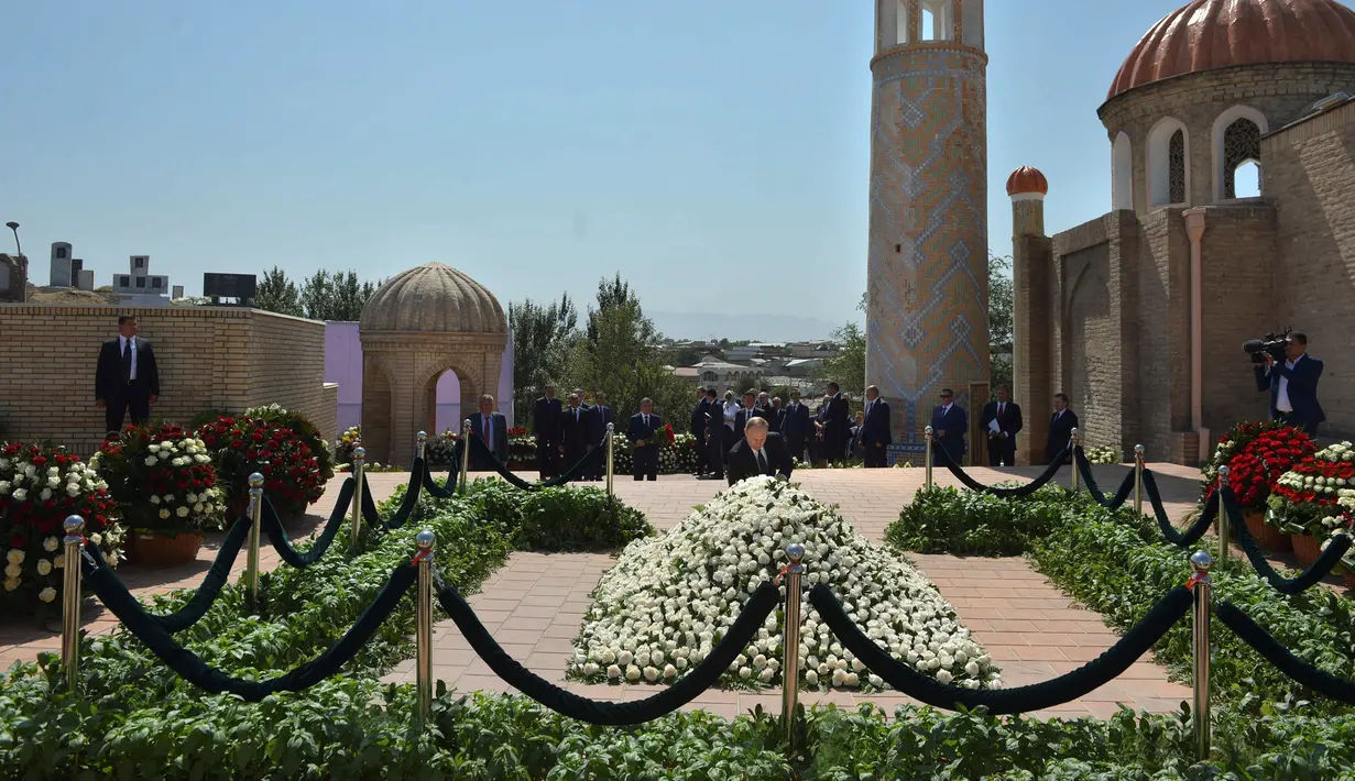 Presiden Rusia Vladimir Putin meletakkan bunga mawar di makam mendiang Presiden Uzbekistan Islam Karimov di kota bersejarah Samarkand, Selasa (6/9). Karimov meninggal di usia 78 tahun pada Jumat (2/9). (Sputnik/Kremlin/Alexei Druzhinin/ REUTERS)