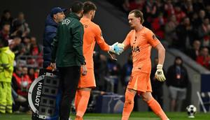 Kiper Tottenham Hotspur asal Republik Ceko #31, Antonin Kinsky (kanan), berjabat tangan dengan kiper Tottenham Hotspur asal Italia #01, Guglielmo Vicario, saat ia diganti selama pertandingan  leg pertama babak 16 besar Liga Champions UEFA antara Club Atletico Madrid dan Tottenham Hotspur di Stadion Metropolitano di Madrid pada 11 Maret 2026. (Javier SORIANO/AFP)