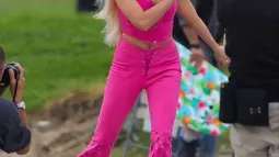 Melalui akun Instagram, Margot Robbie juga sempat mengunggah momen saat menjalani syuting. Gaya Margot memerankan karakter Barbie ini juga banjir pujian. (Liputan6.com/IG/@margotrobbieofficial)