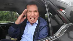 Mantan anggota DPR periode tahun 2009-2014, Chairuman Harahap menyapa awak media usai menjalani pemeriksaan di KPK, Jakarta, Selasa (10/7). Politisi dari Partai Golkar ini diperiksa sebagai saksi untuk tersangka Markus Nari. (Merdeka.com/Dwi Narwoko)
