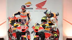 Pebalap Repsol Honda, Marc Marquez (kiri) dan Joan Mir menaiki motor baru pada acara peluncuran MotoGP musim 2023 di Madrid, 22 Februari 2023. (AFP/Pierre-Philippe Marcou)