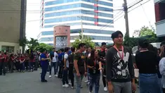 Pegawai kantor berkumpul di luar gedung setelah gempa bumi dahsyat  di Kota Davao, Filipina (29/10/2019). Gempa bumi berkekuatan M 6,8 mengguncang selatan Filipina, Selasa (29/10/2019) pagi waktu setempat. (AP Photo)