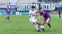 Pemain Persita Tangerang, Ramiro Fergonzi, berebut bola dengan pemain PSS Sleman, Jonathan Cantillana, pada laga pekan ke-28 BRI Liga 1 2022/2023 di Stadion Indomilk Arena, Tangerang, Kamis (2/3/2023). Persita menang dengan skor 2-1. (Bola.com/M Iqbal Ichsan)