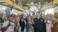 Calon Wakil Bupati Garut nomor urut 2 Luthifianisa Putri Karlina atau Putri Karlina mendapat sambutan positif kalangan pedagang Garut Plaza (GP) saat kampanye terbuka Pilkada Garut 2024. (Liputan6.com/Jayadi Supriadin)