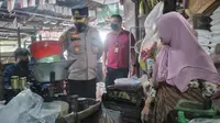 Kapolres Tasikmalaya AKBP Rimsyatono tengah melakukan sidak lapangan dalam pengecekan pasokan minyak goreng di sejumlah pasar Tasikmalaya, Jawa Barat. (Liputan6.com/Jayadi Supriadin)
