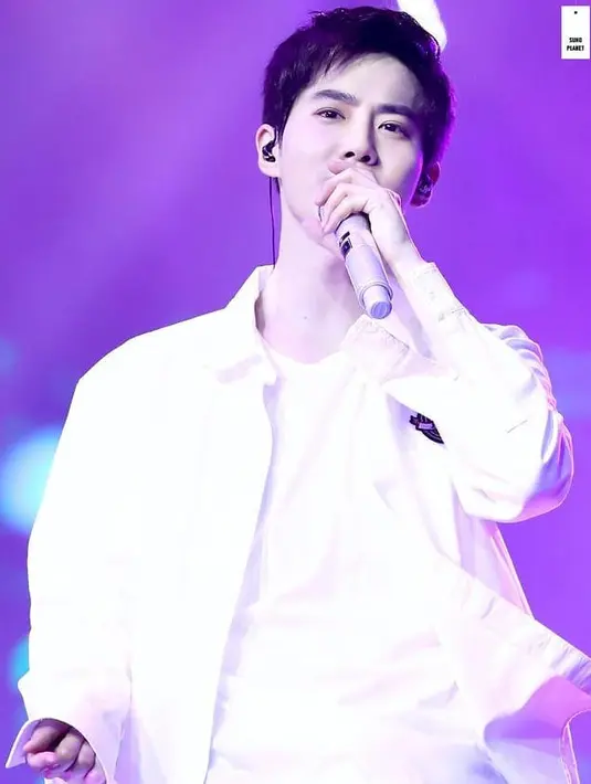 Seperti diketahui, Suho mempunyai beberapa teman selebriti yang merupakan teman satu kampusnya. Dan ia mengaku senang ketika melihat teman-temannya sukses di dunia hiburan. (Foto: instagram.com/heysuhoshi)