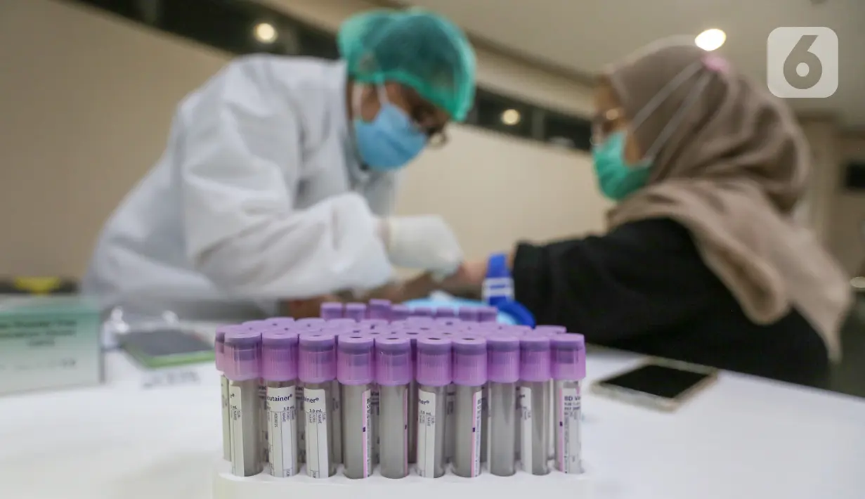 Petugas medis menjalani Tes serologi COVID-19 di RS Siloam Kebon Jeruk, Jakarta, Selasa (11/8/2020). Tes serologi antibodi SARS-CoV-2 berbasis lab merupakan tes untuk mendeteksi antibodi baik Imunoglobulin M (IgM) dan Imunoglobulin G (IgG) terhadap SARS-CoV-2 dalam darah. (Liputan6.com/Fery Pradolo)