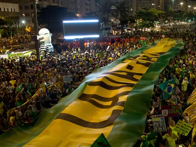 Demonstran membentangkan spanduk dalam warna bendera Brasil yang bertuliskan dalam bahasa Portugis "Cuci Mobil" saat menggelar aksi protes di Rio de Janeiro, Brasil (3/4). (AP / Silvia Izquierdo)