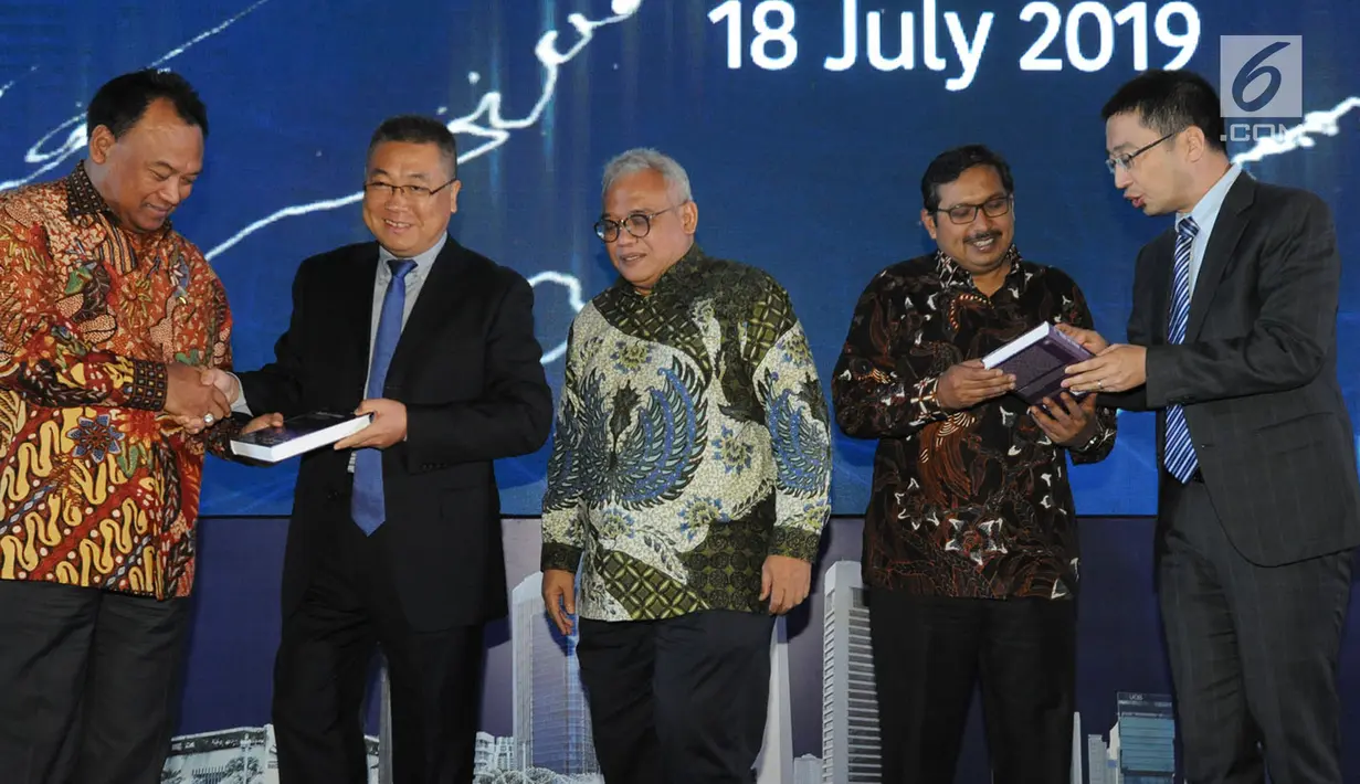 Suasana pemberian buku usai MoU Pelatihan Telekomunikasi SmartGen, di Jakarta, Kamis (18/7/2019). Huawei Indonesia bekerja sama denganKemenaker dalam bidang pelatihan dan sertifikasi pemasangan perangkat BTS dan Microwave bagi 1.000 lulusan SMK dibawah naungan BBLK Kemenaker. (Liputan6.com/HO/Adi)