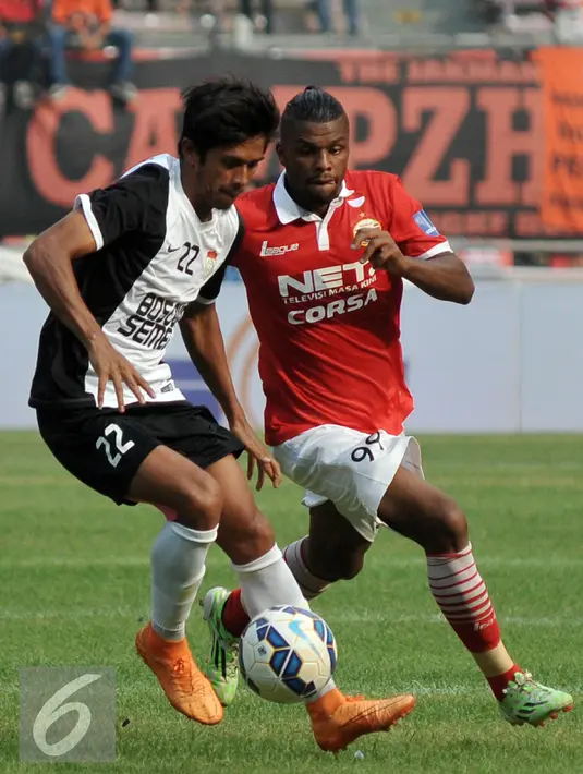 Pemain Persija Jakarta Gilbert flamingo(kanan) berebut bola dengan Pemain PSM Makasar dalam Ardan Aras dalam pertandingan Trofeo Persija di Stadion Utama Gelora Bung Karno, Senayan, Jakarta, (9/4). (Liputan6.com/Johan Tallo) 