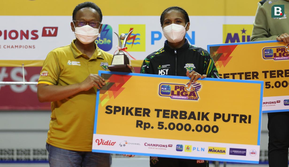 Mediol Stiovanny Yoku terpilih sebagai salah satu peraih gelar individu terbaik voli putri mewakili runner up Gresik Petrokimia Pupuk Indonesia. Pemain kelahiran Sentani, Papua itu berhasil meraih gelar Spiker Terbaik Putri di PLN Mobile Proliga 2022. (Bola.com/Bagaskara Lazuardi)