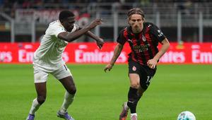 Aksi Luka Modric (kanan) di laga AC Milan vs Pisa di giornata 8 Serie A 2025/2026 di San Siro, Sabtu (25/10/2025) dini hari WIB. (AP Photo/Antonio Calanni)