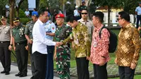 Blusukan ke Banten, Jokowi Ajak 2 Stafsus Milenial Belva dan Billy (Liputan6/Lizsa Egeham)