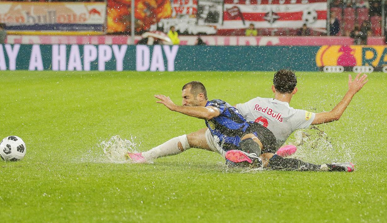 Pemain Inter Milan, Henrikh Mkhitaryan (kiri) berebut bola dengan pemain RB Salzburg, Dijon Kameri pada laga uji coba pramusim di Red Bull Arena, Austria, 10 Agustus 2023 WIB. (AFP/APA/Krugfoto)