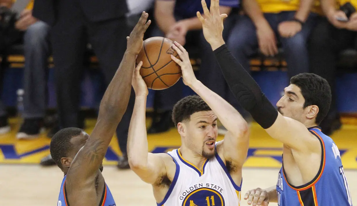 Pemain Warriors, Klay Thompson #11 berusaha melewati hadangan pemain OKC Thunder pada Final Wilayah Barat NBA Playoffs di Oracle Arena, Kamis (19/5/2016) WIB. Warriors menang 118-91. (Cary Edmondson-USA TODAY Sports)