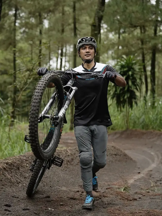7 Potret Keren Ario Bayu Atraksi Naik Sepeda Ini Ekstrem