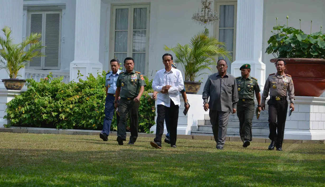 Mengenakan kemeja putih, Presiden Jokowi berjalan menuju tempat konpers yang diadakan di halaman Istana Merdeka, Jakarta, (22/10/14). (Liputan6.com/Herman Zakharia) 
