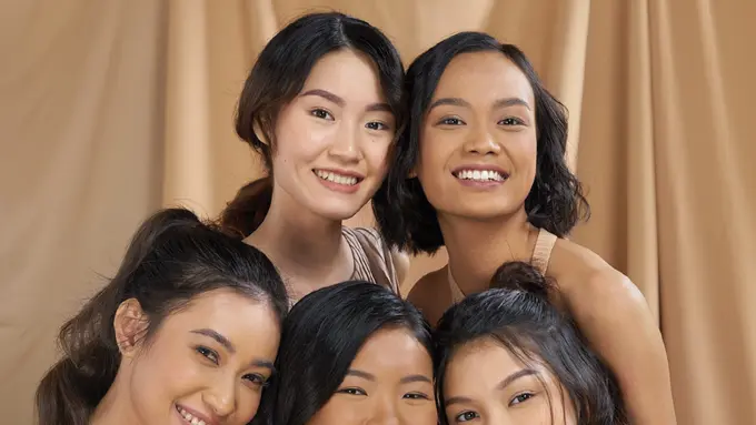 Di Rumah Aja, Makeup Lebih Praktis dengan Compact Powder Lokal Terbaru