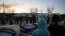 Warga Palestina yang mengungsi memeriksa kerusakan akibat serangan tentara Israel di kamp tenda mereka di Deir al-Balah, Jalur Gaza, Rabu 29 Oktober 2025. Di sisi lain, Pemerintah Israel mengatakan serangan ini adalah respons terhadap apa yang mereka sebut sebagai pelanggaran gencatan senjata yang dilakukan Hamas dengan tidak menyerahkan jenazah 13 tawanan lainnya yang masih berada di Gaza. (AP Photo/Abdel Kareem Hana)