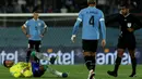 Wasit Alexis Herrera memutuskan terjadi pelanggaran oleh pemain Timnas Uruguay terhadap striker Brasil, Neymar pada laga Kualifikasi Piala Dunia 2026 Zona Conmebol di Centenario Stadium, Montevideo, Uruguay, Rabu (18/10/2023) pagi WIB. (AFP/Pablo Porciuncula)