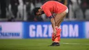 Gianluigi Buffon melepaskan celananya di lapangan hijau Stadion Turin usai kalah menghadapi Barcelona di laga 16 besar Liga Champions 2017 lalu. ( AFP/Marco Bertorello )