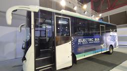 Sisi samping bus medium ini juga terlihat sederhana. Ia hadir dengan dua pintu di sebelah kiri yang sudah menggunakan pintu pneumatic. Jendela sampingnya juga terlihat lebar tanpa ada tambahan ornamen apapun pada kacanya. Untuk menyejukkan kabin penumpangnya, bus ini menggunakan AC dengan merk asal tiongkok, Songz.
