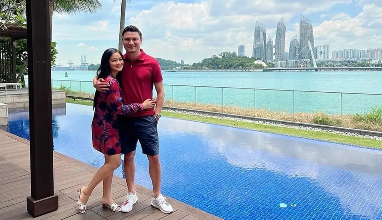 Baru ramai di media sosial, rupanya video Christian Sugiono tersebut sudah pernah diunggah di kanal YouTube Prestige Productions pada Maret 2022. Gara-gara video wawancaranya kembali viral, netizen pun ramai mengkulik momen mesra Christian Sugiono dan Titi Kamal. Pasangan artis yang menikah tahun 2009 itu memang cukup sering unggah kebersamaan di Instagram. (Liputan6.com/IG/@titi_kamall)
