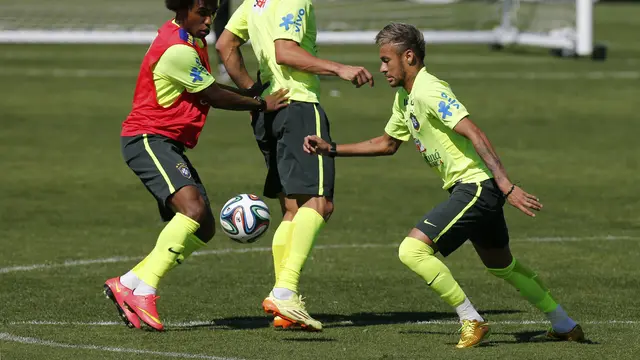Jelang Lawan Kolombia, Neymar Latihan Dengan Sepatu Emas