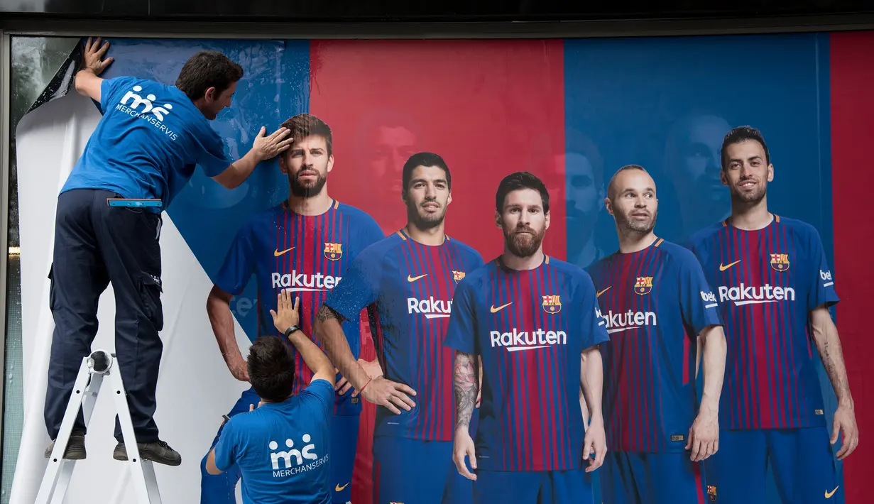 Pekerja memasang poster baru di luar Stadion Camp Nou di Barcelona (2/8). Barcelona mengakui kekalahan dalam meyakinkan penyerang Brasil tersebut untuk tinggal di Camp Nou. (AFP Photo/Josep Lago)
