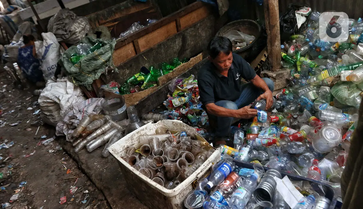 <p>Karno memanfaatkan limbah sampah seperti botol minuman, kardus, besi, dan plastik bekas untuk dijual kembali ke pabrik pengelolahan daur ulang dengan harga per kilonya bervariatif tergantung barang bekas yang dijualnya. (Liputan6.com/Angga Yuniar)</p>